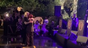 Read more about the article Ozzy e Sharon Osbourne dançam juntinho na festa de 70 anos da mulher do “Príncipe das Trevas”