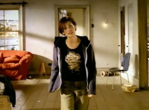 Read more about the article Natalie Imbruglia revela batalhas com seu corpo durante a gravação do clipe de “Torn”: “não queria ser vista”