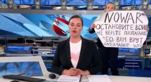 Read more about the article Jornalista que protestou contra a guerra fugiu da Rússia, diz advogado