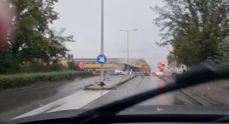 You are currently viewing Trem bate e parte ao meio ônibus parado sobre a ferrovia; veja vídeo