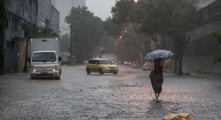 You are currently viewing Com máxima de 26°C, SP tem previsão de chuva com potencial para alagamentos nesta quarta (19)