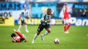 Read more about the article Ex-atacante do Grêmio hoje no Atlético-GO é disputado por São Paulo e Europa