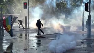 Read more about the article Quase 200 pessoas são presas em manifestações no Chile