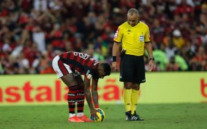 Read more about the article Comentarista detona arbitragem da final da Copa do Brasil: “Sentiu a pressão”