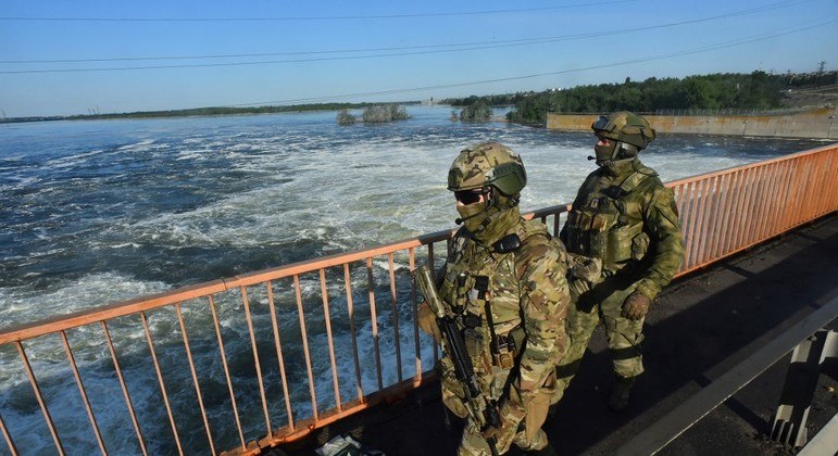 You are currently viewing Zelenski pede que Ocidente alerte Rússia para não explodir barragem