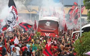 Read more about the article Torcida do Flamengo prepara AeroFla antes de final da Libertadores