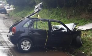 Read more about the article Acidente entre carro e ônibus deixa três mortos em Telêmaco Borba, no PR