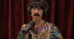 Read more about the article O dia em que Anthony Kiedis ficou chapado de LSD e “foi parar no espaço”