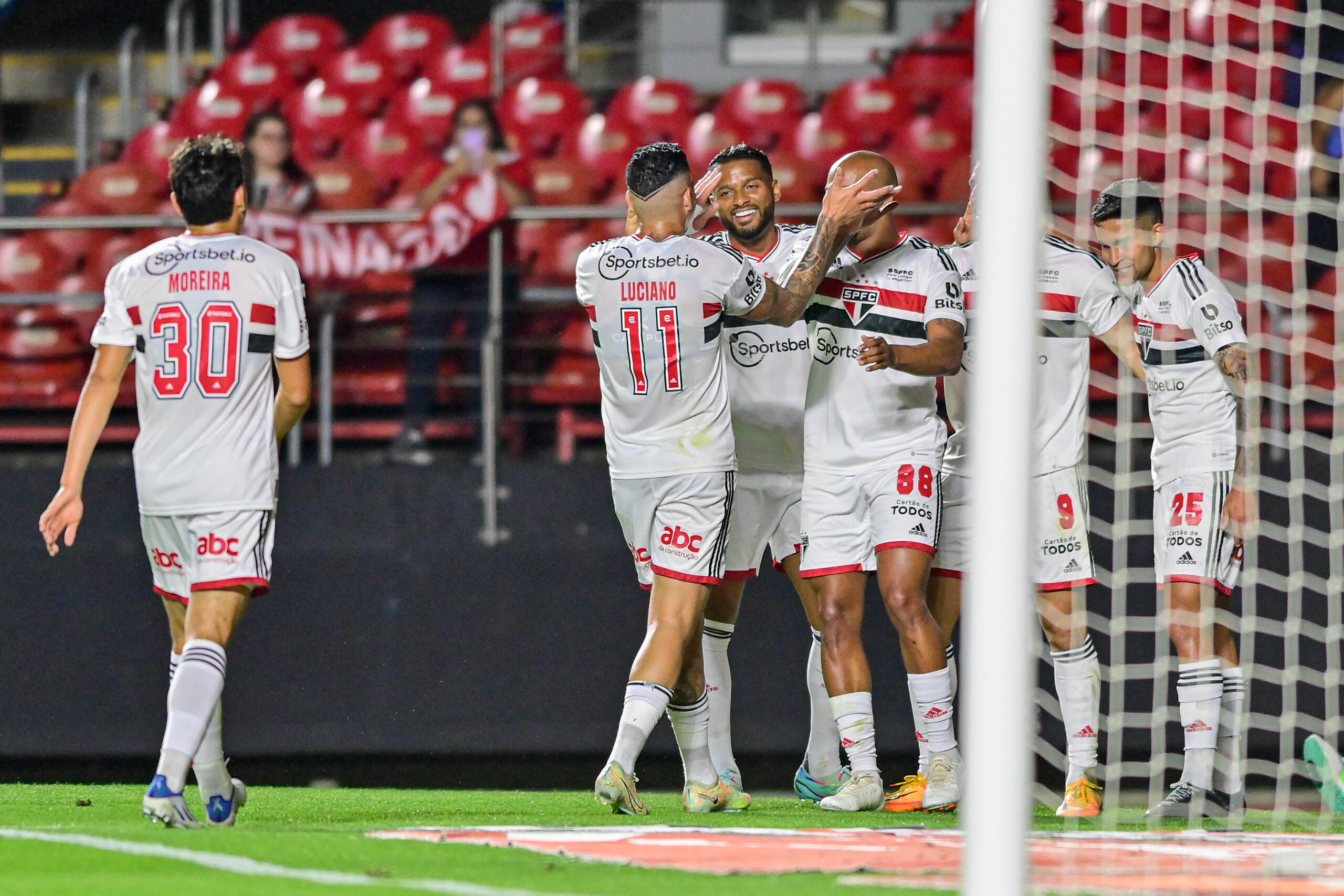 You are currently viewing Com gol no último minuto, São Paulo vence o Atlético-GO no Morumbi