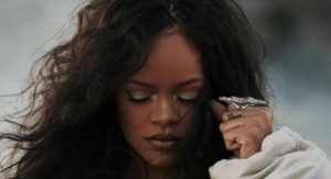 Read more about the article Rihanna lança sua primeira música em 6 anos. Ouça “Lift Me Up” com letra e tradução