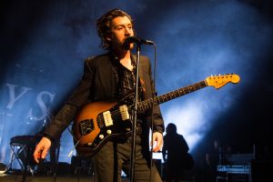 Read more about the article Alex Turner diz que ficou “muito feliz” com as críticas recebidas por “Tranquility Base”