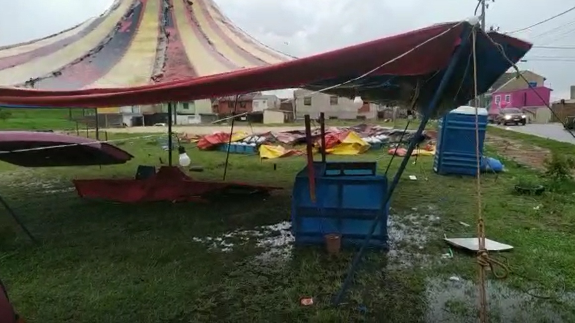 You are currently viewing “É nossa única fonte de renda”, diz dono de circo destruído no temporal em Curitiba