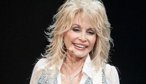 Read more about the article Dolly Parton pretende trazer lendas do rock e Miley Cyrus em seu novo álbum