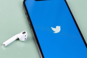 Read more about the article Twitter pode começar a “vender” selo azul de verificação através de mensalidade