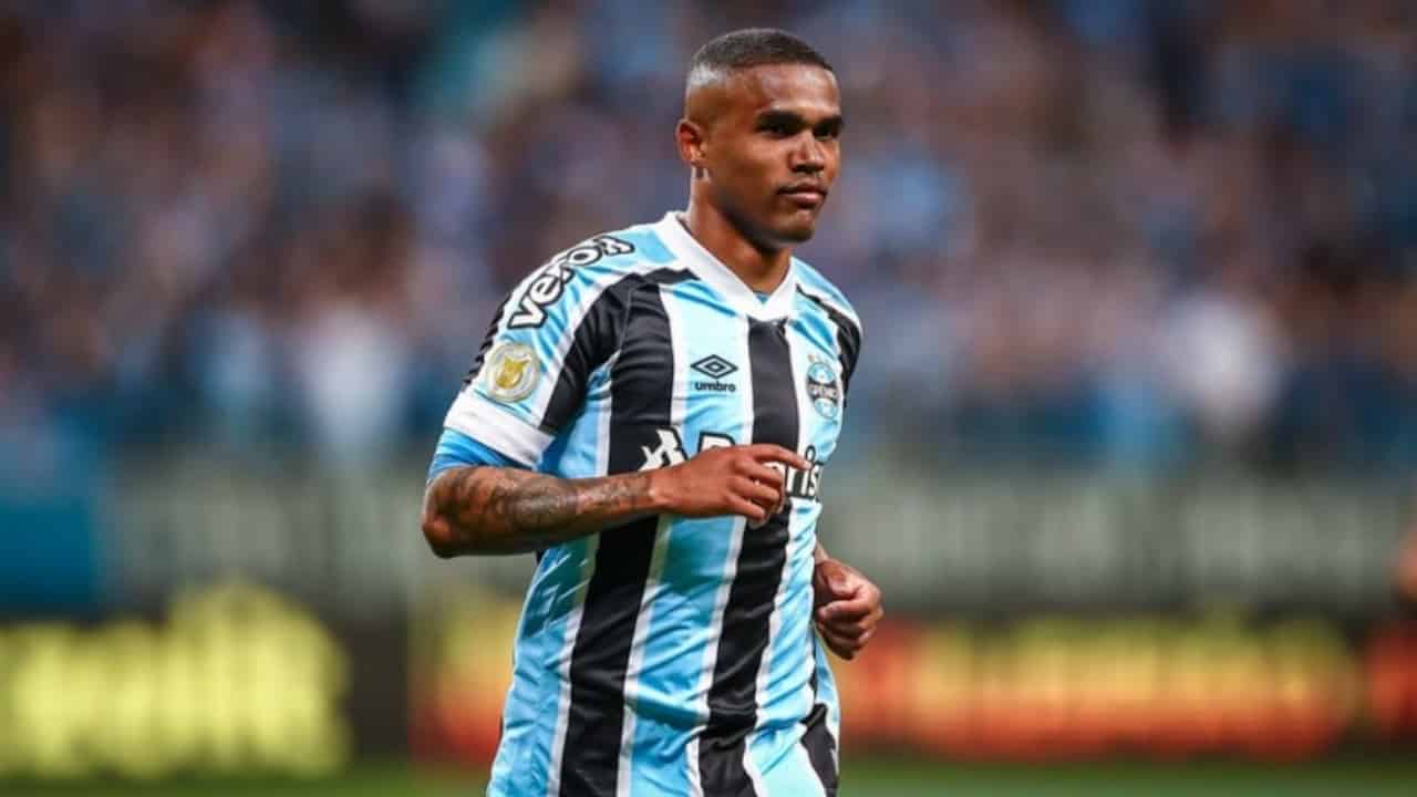 You are currently viewing Saiba quanto o Grêmio gasta com Douglas Costa e mais dois ex-jogadores por mês