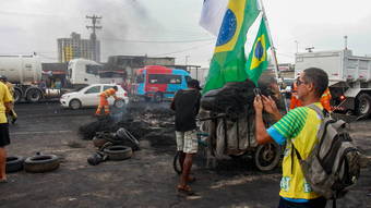 You are currently viewing Manifestantes mantêm 106 bloqueios em 12 estados, diz PRF