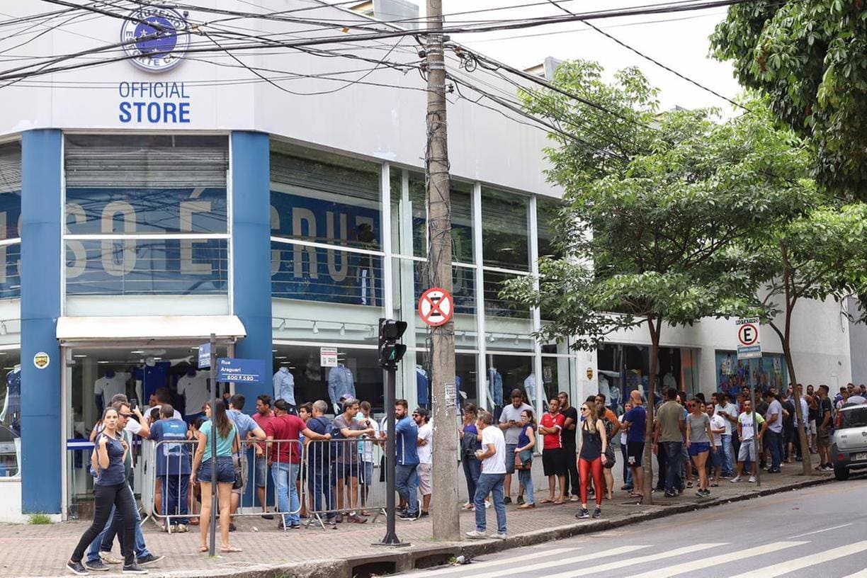 You are currently viewing Nova camisa do Cruzeiro é sucesso entre os torcedores e gera fila em loja oficial