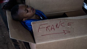 You are currently viewing Criança é vista em caixa com a palavra ‘França’ em navio com 230 migrantes recusado pela Itália