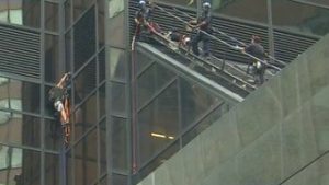 Read more about the article Relembre o jovem que tentou escalar a Trump Tower com o auxílio de ventosas