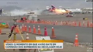 Read more about the article Veja o momento em que avião da Latam colide com caminhão dos bombeiros