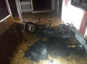 Read more about the article FOTOS: Mulher coloca fogo na moto do companheiro após briga e quase incendeia a casa em Indaial