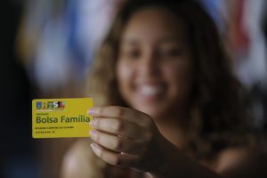 Read more about the article Volta do Bolsa Família: beneficiários do Auxílio Brasil serão mantidos no programa?