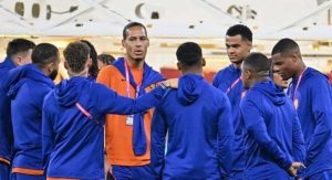 Read more about the article Van Djik projeta primeira Copa pela Holanda e lamenta ausência do amigo Mané: ‘Triste por ele’