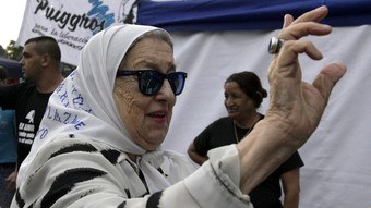 You are currently viewing Líder histórica das Mães da Praça de Maio morre aos 93 anos