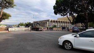 Read more about the article Governo do DF libera trânsito próximo à Praça dos Três Poderes