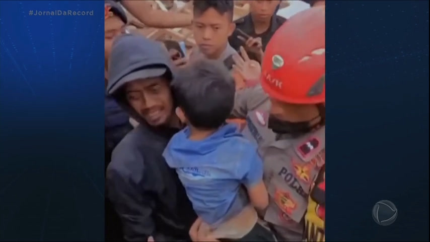 You are currently viewing Criança é encontrada com vida dois dias após terremoto que matou 271 pessoas na Indonésia