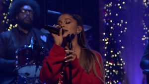 Read more about the article Nova Mariah Carey? Ariana Grande bate marca histórica com música de Natal