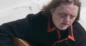 Read more about the article Lewis Capaldi lança “Pointless”. Veja o lyric video em português