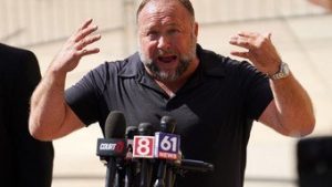 Read more about the article Teórico de conspiração Alex Jones pede falência nos EUA