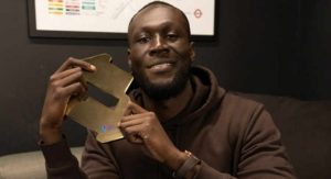 Read more about the article Em disputa acirrada, Stormzy bate Cliff Richard e fica no topo da parada britânica de álbuns