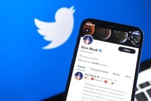 Read more about the article Após ameaça ao Twitter, Apple eleva tensão e trava guerra contra Elon Musk