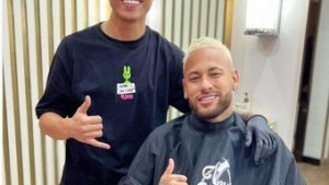 Read more about the article Confiante, Neymar platina os cabelos. Pronto para chamar a atenção do mundo na Copa do Catar. Para que esqueçam seu tornozelo