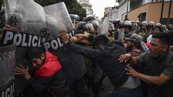 You are currently viewing Descontentamento cresce no Peru com protestos enquanto sucessora de Castillo negocia novo governo