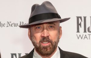 Read more about the article Nicolas Cage diz que tinha certeza de que era um alienígena e celebra David Bowie