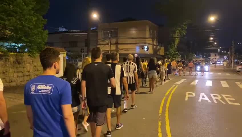 You are currently viewing Torcedores mantêm fila de mais de 2 km no início da madrugada para homenagear o Rei do Futebol