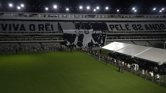 You are currently viewing Torcedores mantêm fila de mais de 2 km no início da madrugada para homenagear o Rei do Futebol