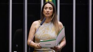 Read more about the article Ex-ministra de Bolsonaro pede desfiliação do PL após ir à posse de Lula