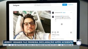 Read more about the article Ator Jeremy Renner posta foto na cama do hospital após acidente