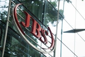 Read more about the article JBS (JBSS3) informa aquisição de R$ 59,8 milhões de animais para abate, junto à JBJ