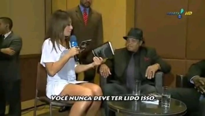 You are currently viewing Climão: em 2010, Sabrina Sato entregava o Estatuto da Criança e do Adolescente para pai de Michael Jackson