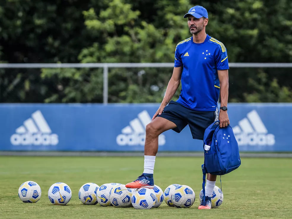 You are currently viewing Ex-técnico do Cruzeiro joga os podres no ventilador e verdade sobre empresários vem à tona