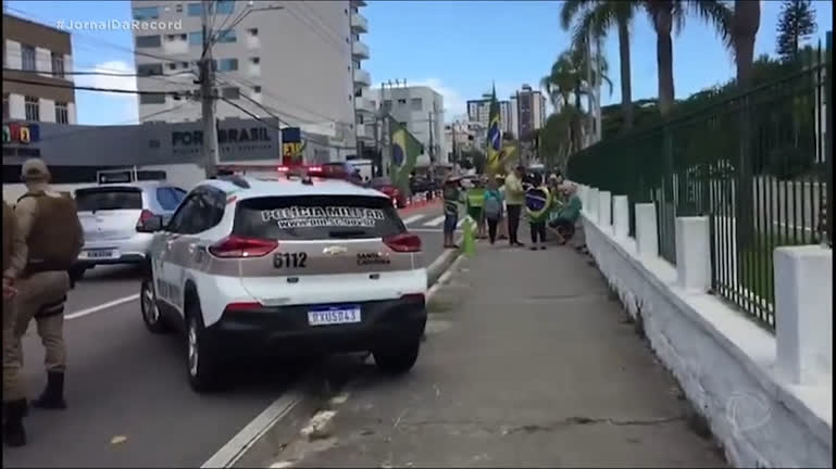 You are currently viewing Policiais tentam retirar pessoas que continuam em frente a quartel em SC