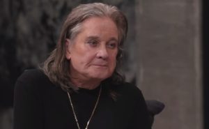 Read more about the article Ozzy Osbourne confessa que tem dificuldade até para se levantar do sofá