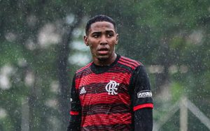 Read more about the article Joia do Flamengo, Lorran estreia no time profissional aos 16 anos