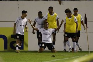 Read more about the article Corinthians sofre, mas marca no fim e elimina Comercial-SP da Copinha