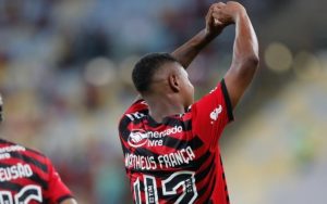 Read more about the article Com 18 anos, Matheus França rechaça rótulo de ‘experiente’ em vitória do Flamengo no Carioca